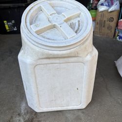 Dog food/cat food storage container