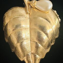 VINTAGE 1969 AVON “GOLDEN LEAF” FRAGRANCE GLACÉ BROOCH CONTAINING BROCADE