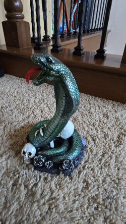 Cobra statue 