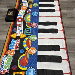 Gigantic step & play piano batteries included