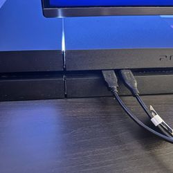 Ps4 With 2 Controllers, Vr And Controller Gun