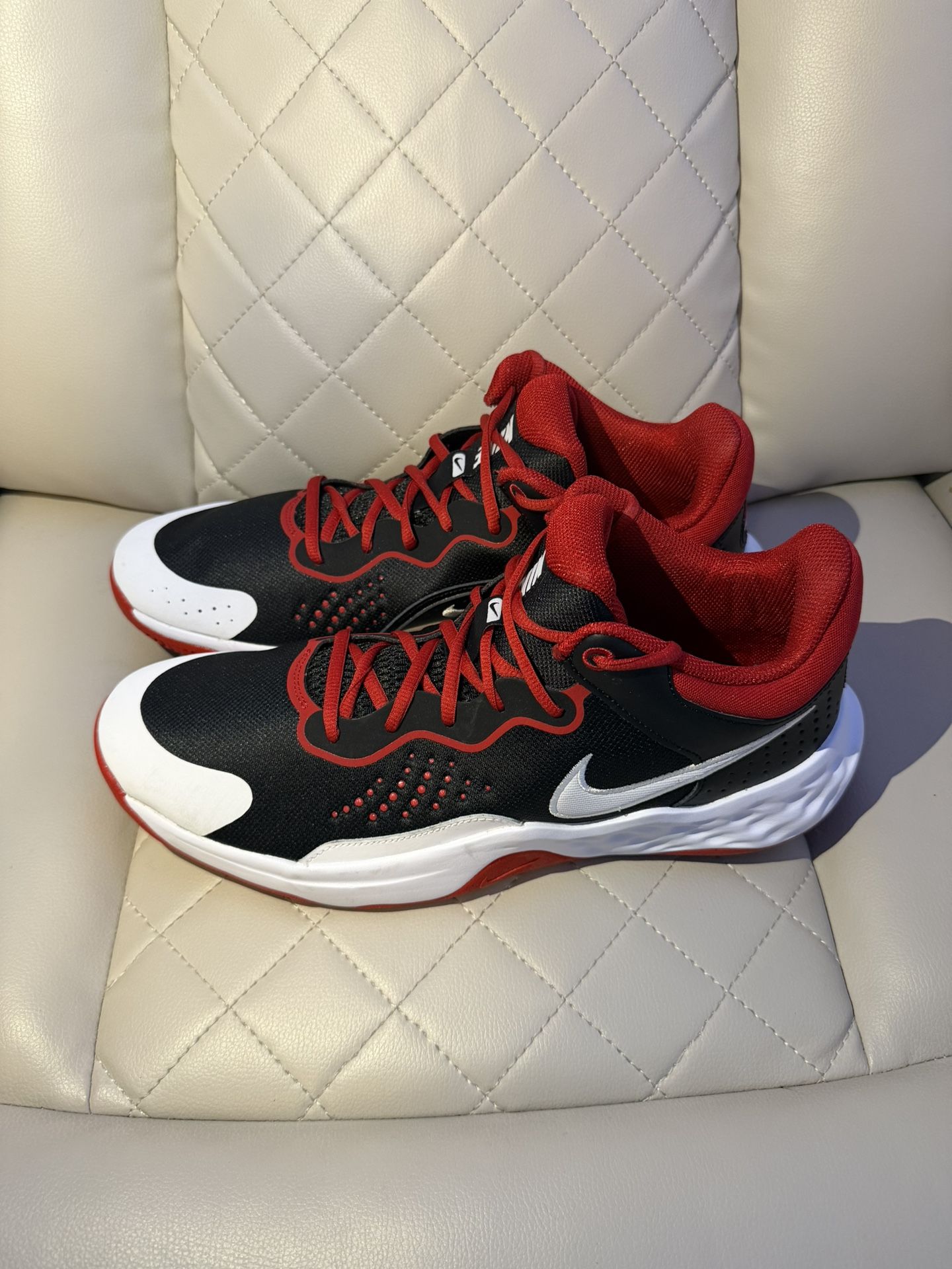 Nike https://offerup.com/redirect/?o=Rmx5LkJ5 Mid 3 Black/Red/White Basketball Shoes