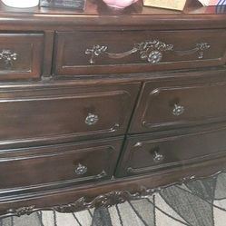 7  Piece  Complete Beautiful Bedroom Set 