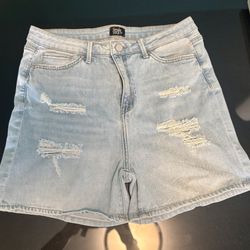 Woman’s Light Jean Shorts Sz. 15/32