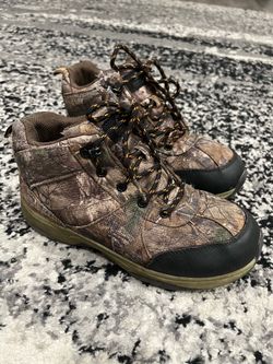 Boys boots size 4