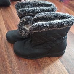Size 8 women snow boots
