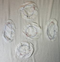 Vtg Hand Embroidered Linen Doily Set 5 Pc Floral Crochet Lace Trim Vanity Dresser