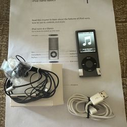 Apple iPod 4th Generation 8gb Graphite With Accessories