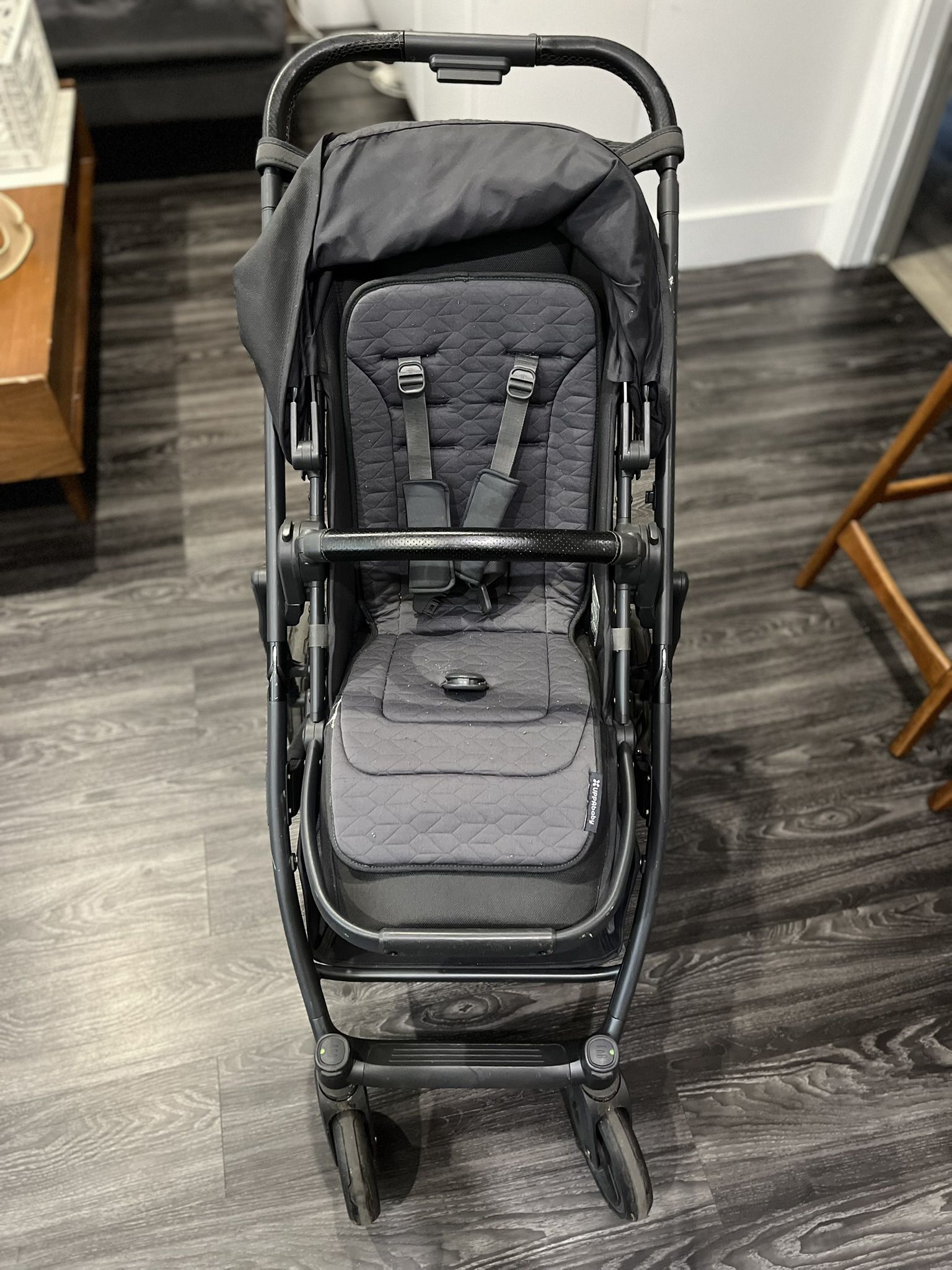 UPPAbaby Cruz V2 Stroller w/raincover, mosquito net, and stroller caddy