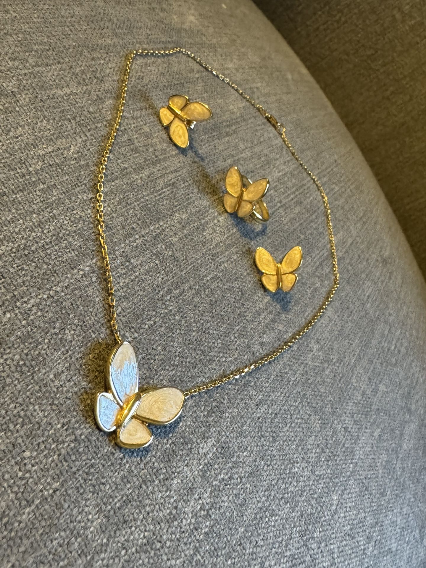 So Charming 18k Solid (No Plate, No Filled ) Yellow Gold Necklace, Butterfly 🦋 Shape With Mother Of Pearl .