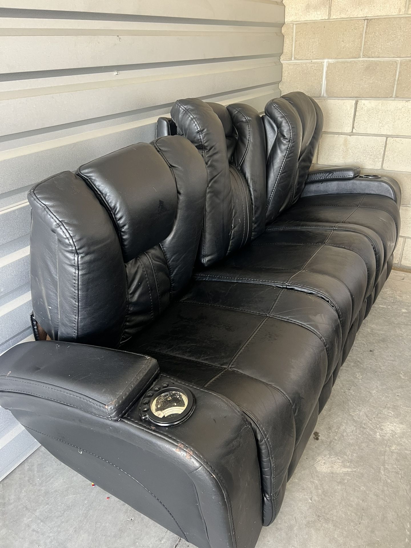 Freeeee Black Reclining Electronic Sofa