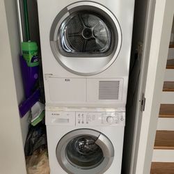 Bosch Stacked Washer and Dryer Set 24"