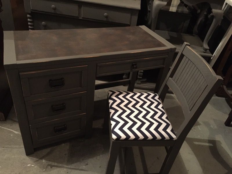 YOUNG HINKLE slate gray chalk paint desk with chair
