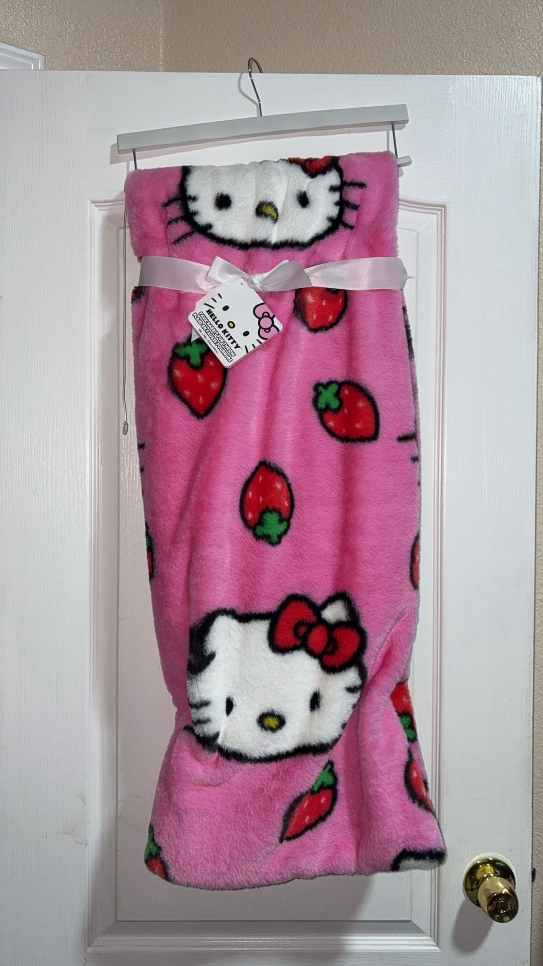 Hello Kitty Faux Fur Throw Blanket ( Read Description)