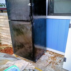 Refrigerator With Ice Maker