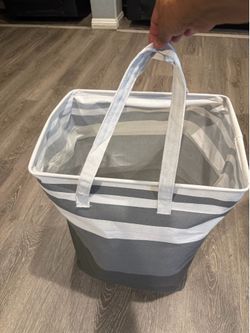 Vendo estos dos canastos para la ropa uno color cafe es material bueno