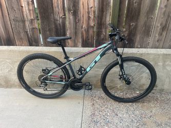 GT Laguna Pro 27.5” Wheels / Small Frame / 24 Speed Women’s Mountain Bike