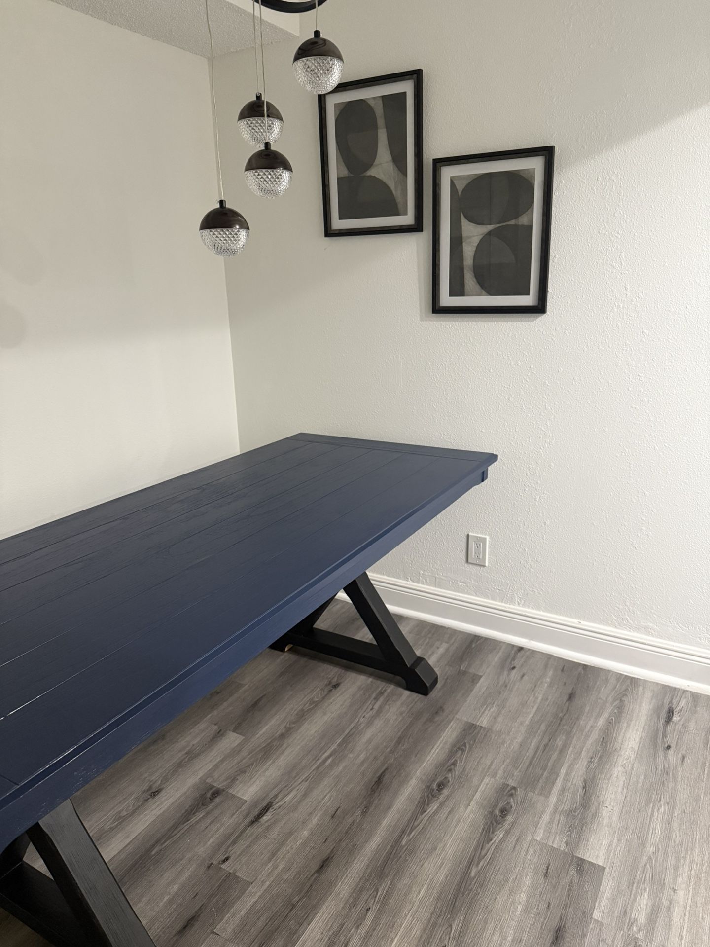 NICE DINING ROOM TABLE