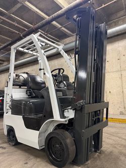 NISSAN forklift 3500 lb,3 stage for sale