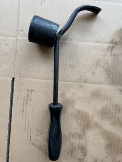 Snap on hub cap tool