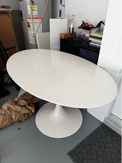 Oval white table - free