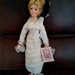 vintage porcelain doll 20$