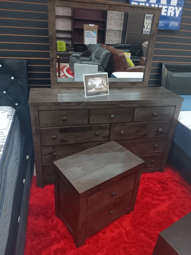*Weekend Special!!!*---Stunning Peter Queen/King Bedroom Sets---From $799!!!---Delivery And FinancingðŸ¤