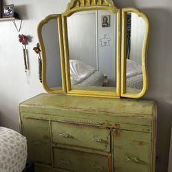 Antique Bedroom Dresser With Vanity Mirror 