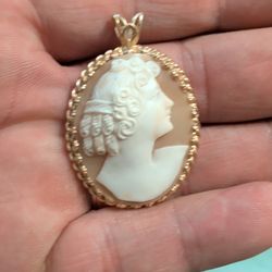Vintage 14k Yellow Gold Cameo Pendant 