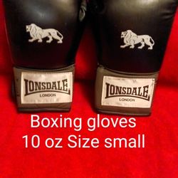 #923... Gloves Boxing 10 Oz  Small