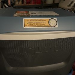 Maxcold Igloo Wheeled Cooler 58 Liters