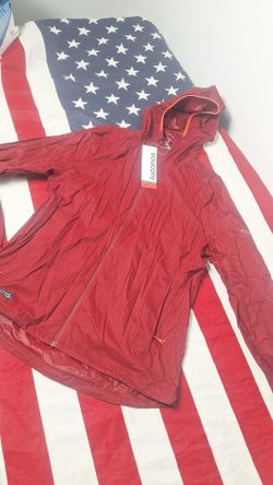 Saucony Women's Peregrine Packaway Jacket in maroon, size XS, Brand new with Tags.