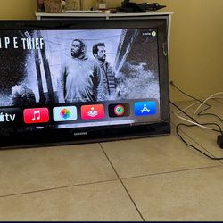 Smart Samsung Tv 40” + Apple TV + Wall Mount