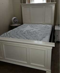 White queen size bed frame