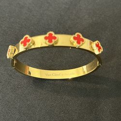 Van cleef and Arpeh Clover Bracelet thick metal but loose fit (gold and red)