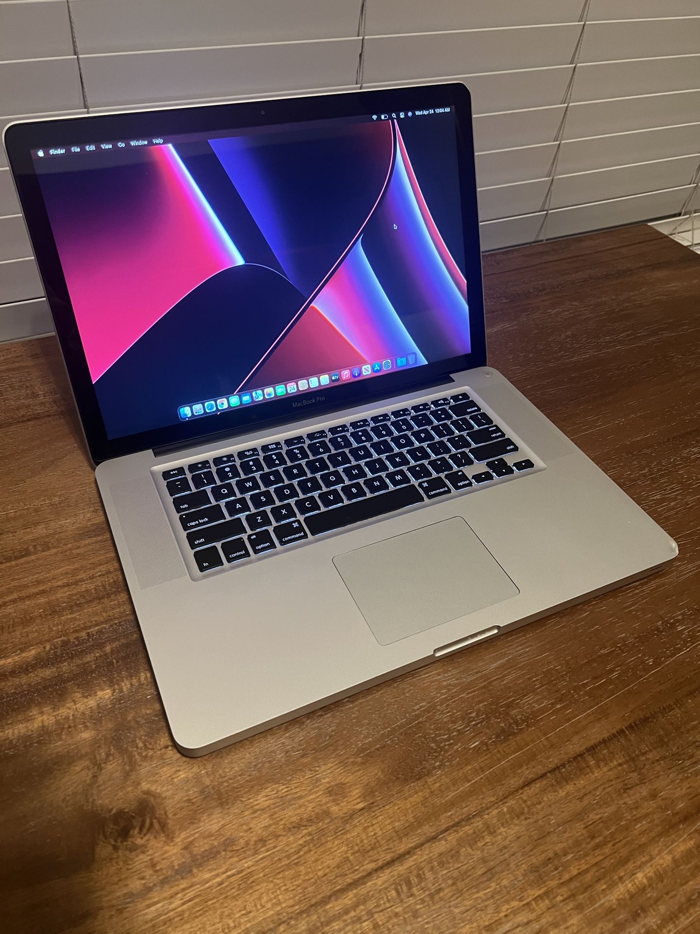 Apple MacBook Pro 15” 2011 i7/1.1TB Fusion/8GB + Charger