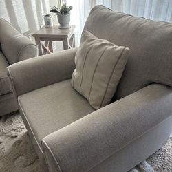 Chair w/ End Table