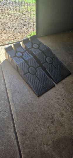 Garage Combo Deal: Omega Plastic Creeper & RhinoRamps Set – $100
Selling a matching set of essential garage gear perfect for DIY oil changes and under