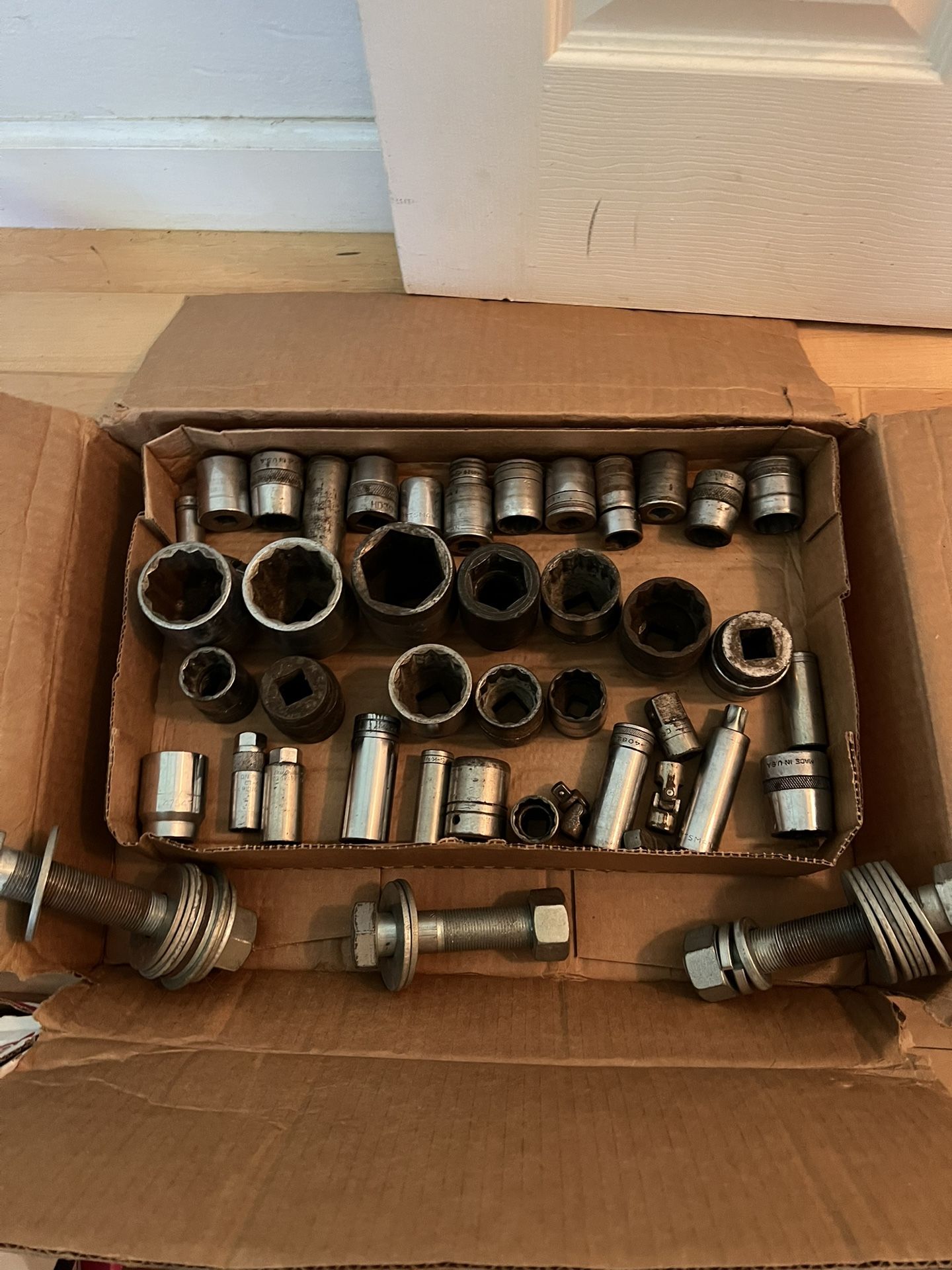LOTS OF HEAVY DUTY TRUCKERS SOCKETS