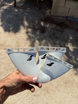 Surfboard fins