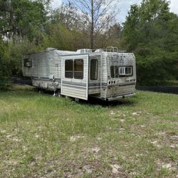 5th Wheel Camper Rv Fleetwood Prowler Regal 35ft