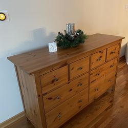 8- Drawer Dresser, Solid Wood, Very Good Condition 