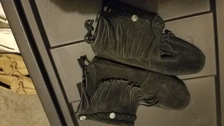 Minnetonka Ankle Fringed Boots Suede 5-1/2 like new