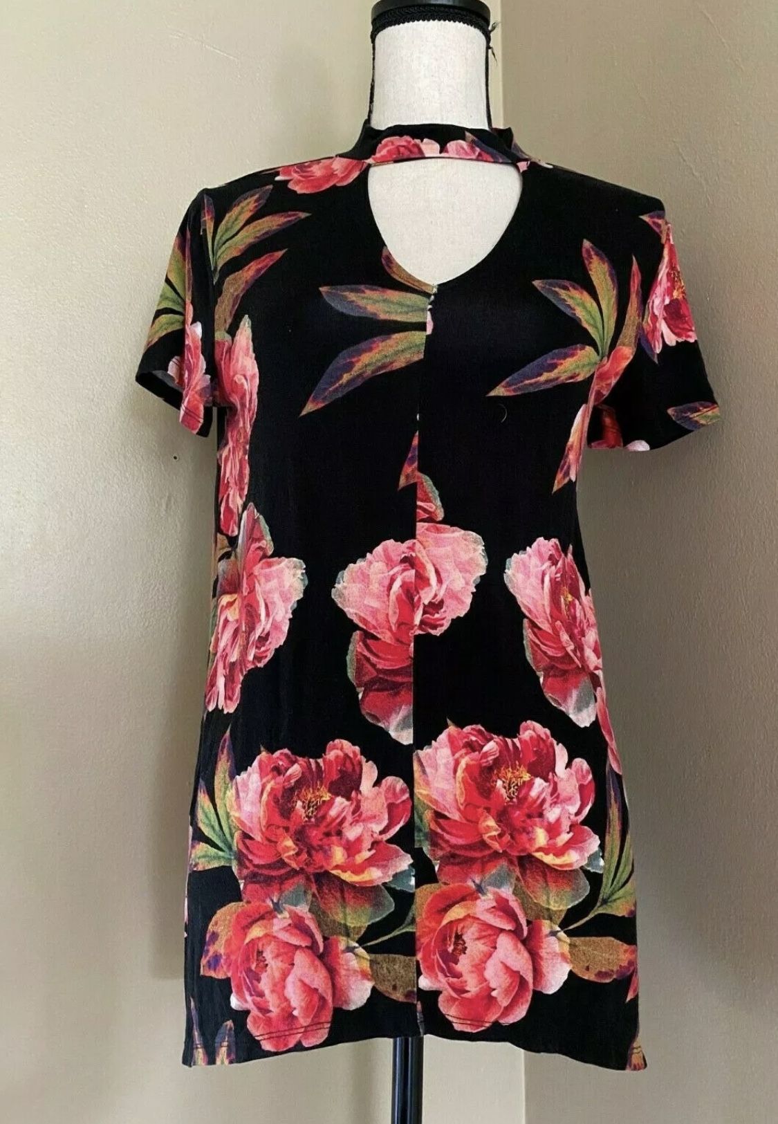 A.N.A Women’s Short Sleeve Asymmetrical Hem Rose Floral Top Tunic Banded Neck M