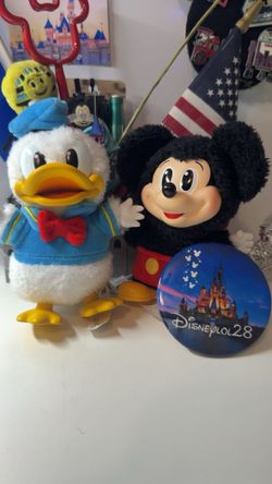 POPMART Mickey Family Keychain