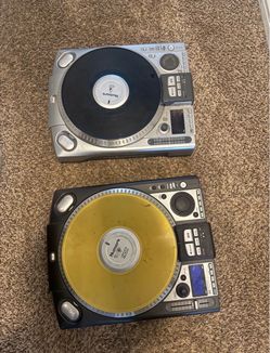 2 Numark HDX DJ Turntables + DJ Coffin/Box (Bundle)