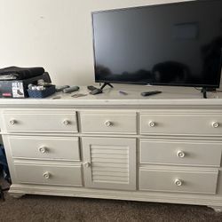 Dresser With Mirro