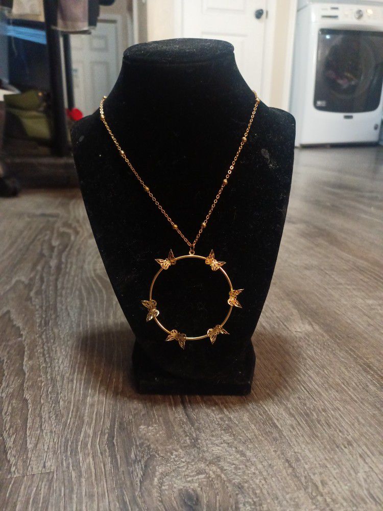 Necklace & Middle Circle With Butterflies Around 