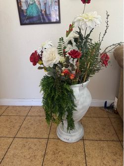 Un macetero con flores artificiales .        A flowerpot with artificial flowers