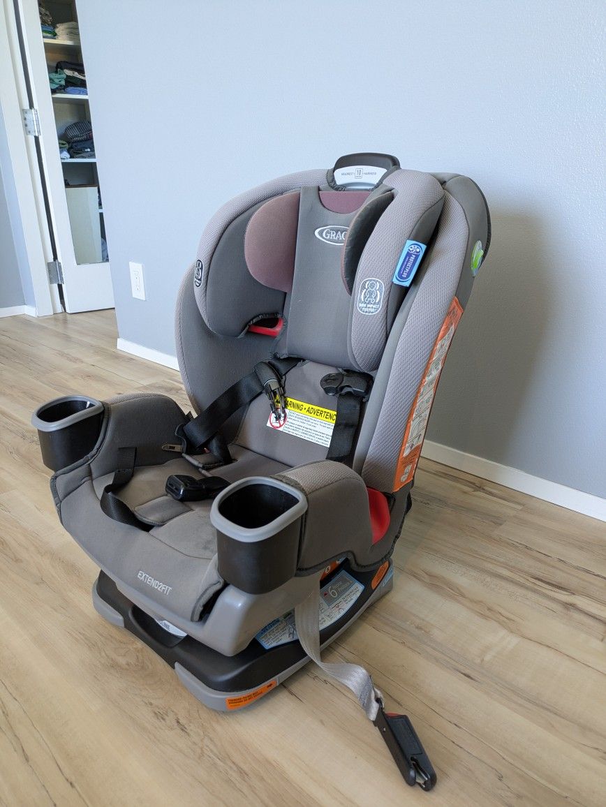 2 Graco Extend2Fit 3in1 Car seats